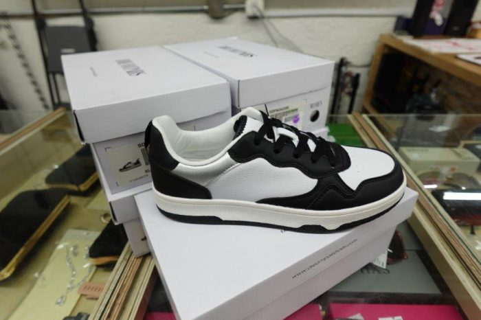 Women's Size 7.5 Low-Top Skateboard Sneaker Shoes - Image 2