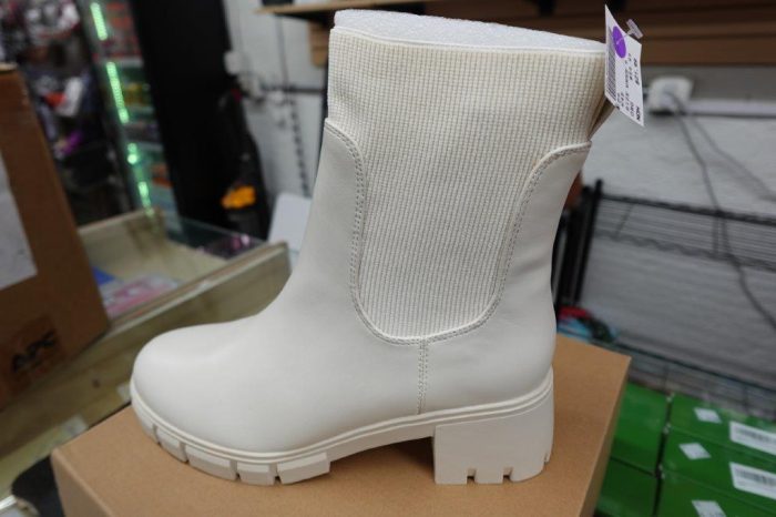 Women's Size 9 Slip On White Chelsea Mid-Calf Boots - Image 4