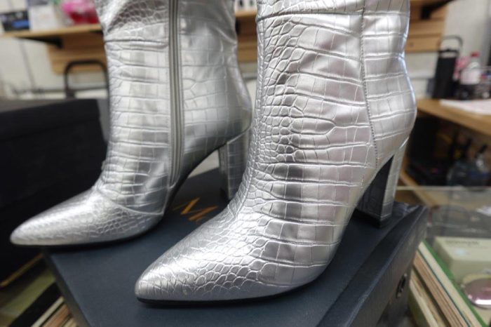 Women's Size 8 Modatope Knee High Silver Heeled Boots - Image 4