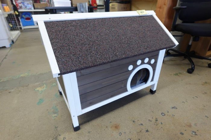 35" x 23" Outdoor Wooden Small Pet House - Image 2