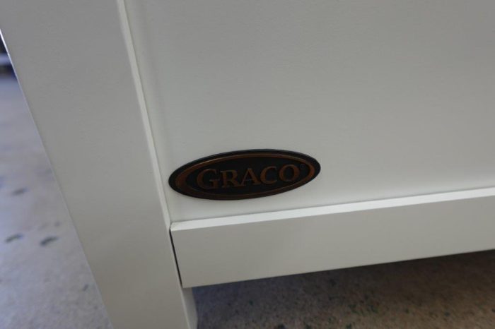 Graco 3 Drawer Storage Dresser and Baby Changing Table - Image 9