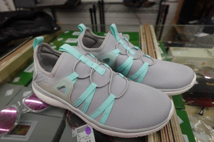 Women's Size 7 Memory Foam Walking Sneaker Shoes in Teal - Image 3