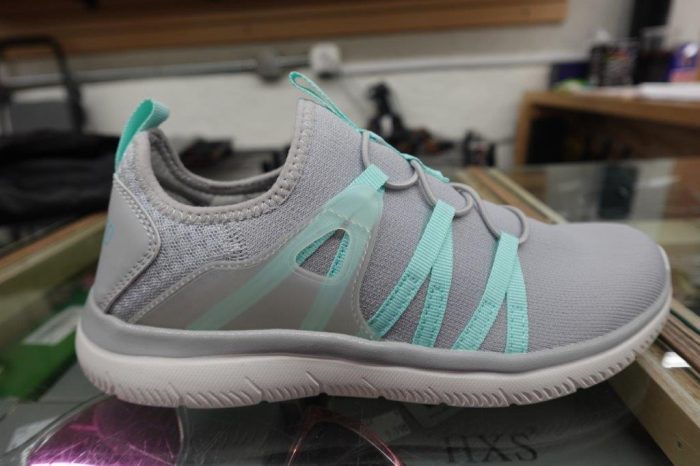 Women's Size 7 Memory Foam Walking Sneaker Shoes in Teal - Image 4