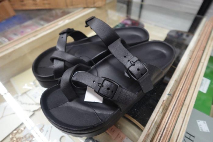 Women's Size 8 Platform Sandal Slides with Adjustable Buckle in Black - Image 3