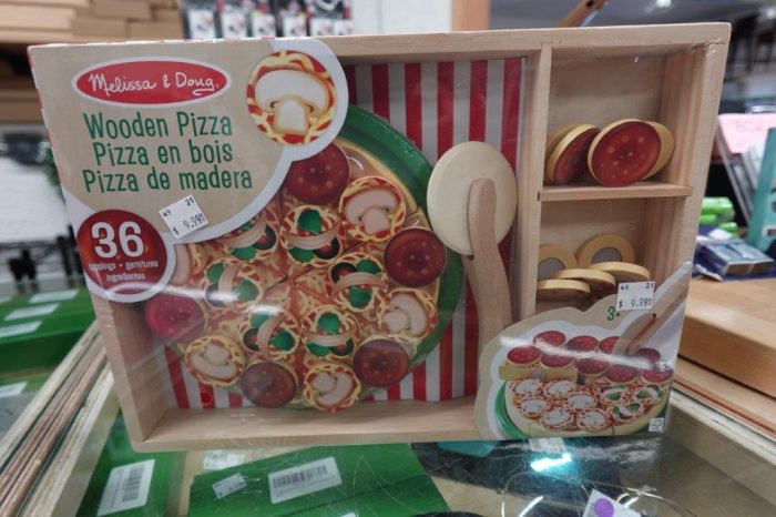 Melissa & Doug Kid's Wooden Pizza Party Play Food Set - Image 2