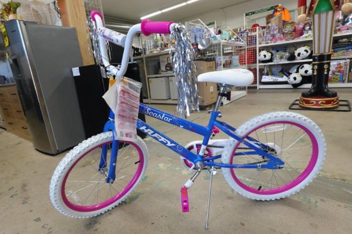 20" Kid's Huffy Sea Star Bicycle in Blue / Pink - Image 2