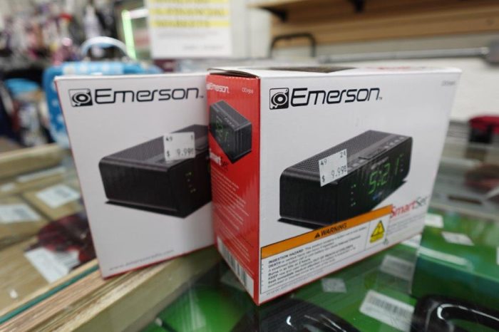 Emerson SmartSet AM / FM Dual Alarm Clock Radio - Image 2