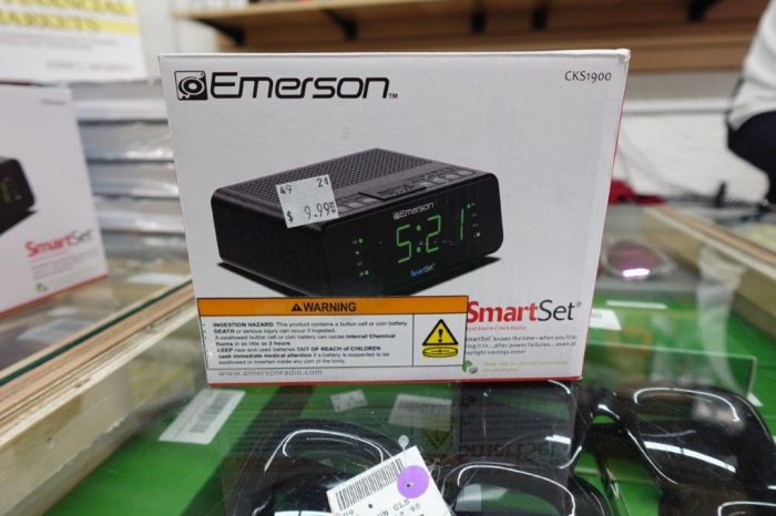 Emerson SmartSet AM / FM Dual Alarm Clock Radio - Image 3