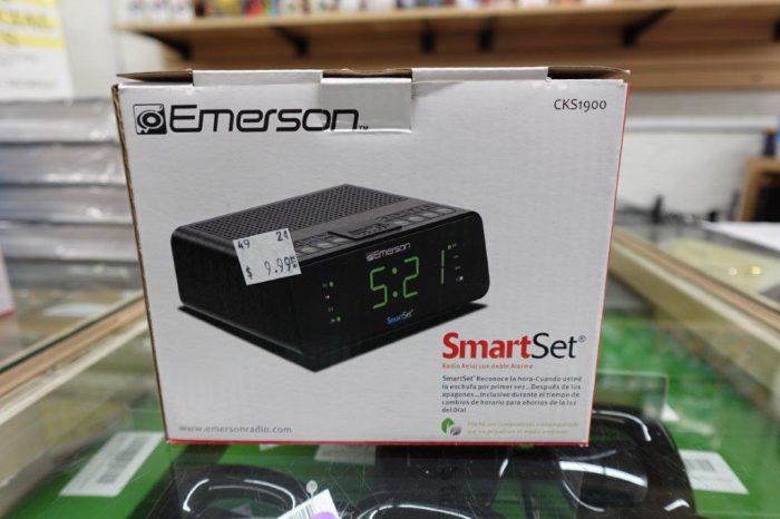 Emerson SmartSet AM / FM Dual Alarm Clock Radio - Image 4