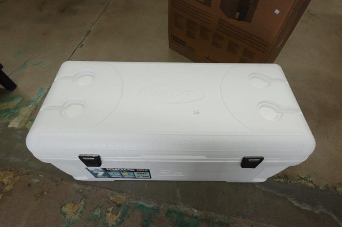 150 QT Igloo Marine Hard Side Cooler / Ice Chest - Image 3