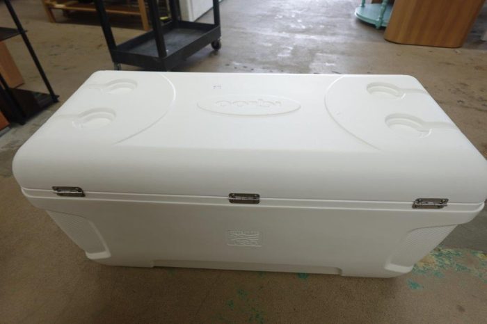 150 QT Igloo Marine Hard Side Cooler / Ice Chest - Image 5