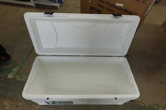 150 QT Igloo Marine Hard Side Cooler / Ice Chest - Image 7