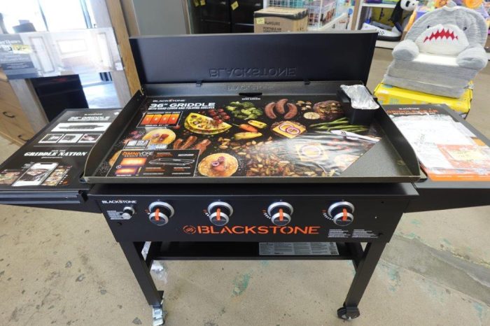 36" Blackstone 4-Burner Propane Griddle with Hard Cover - Image 3