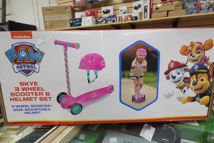 Kid's Paw Patrol 3 Wheel Scooter and Helmet Set - Image 3