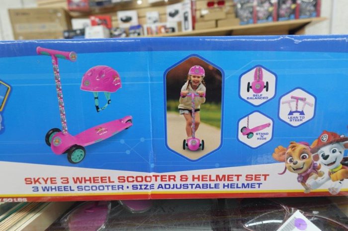 Kid's Paw Patrol 3 Wheel Scooter and Helmet Set - Image 5