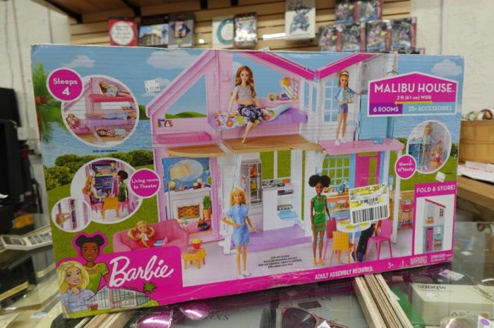 Barbie Malibu House Dollhouse Playset with Accessories - Image 2