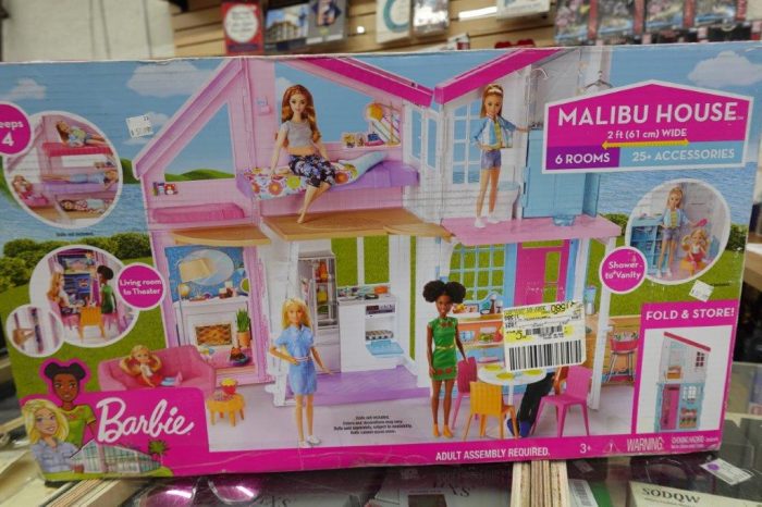 Barbie Malibu House Dollhouse Playset with Accessories - Image 3