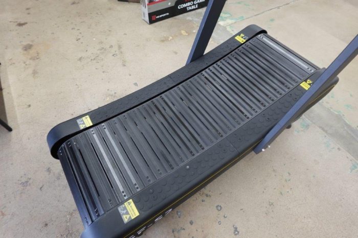 Signature Fitness Motorless Curved Treadmill - Image 4