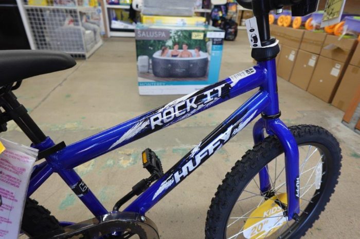 20" Kid's Huffy Rock It Bike in Blue - Image 3