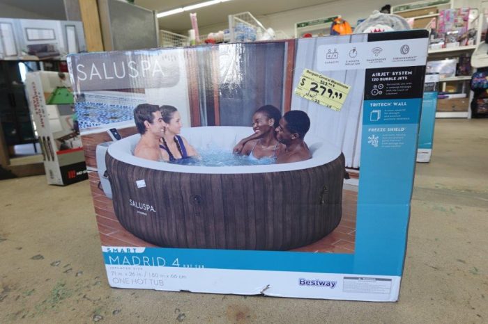 SaluSpa Madrid Round Outdoor Inflatable Hot Tub - Image 2