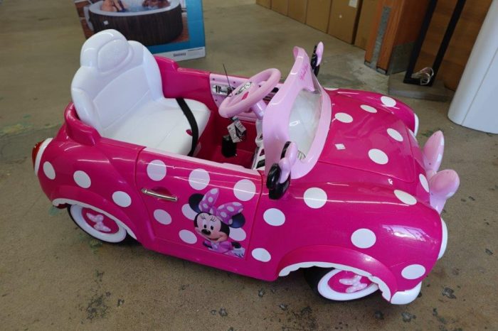 Kid's Disney Minnie Mouse Battery Powered Ride-On Car - Image 2