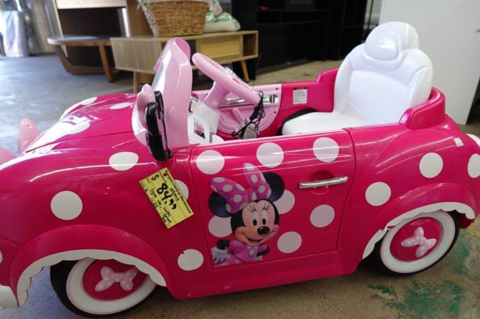 Kid's Disney Minnie Mouse Battery Powered Ride-On Car - Image 4