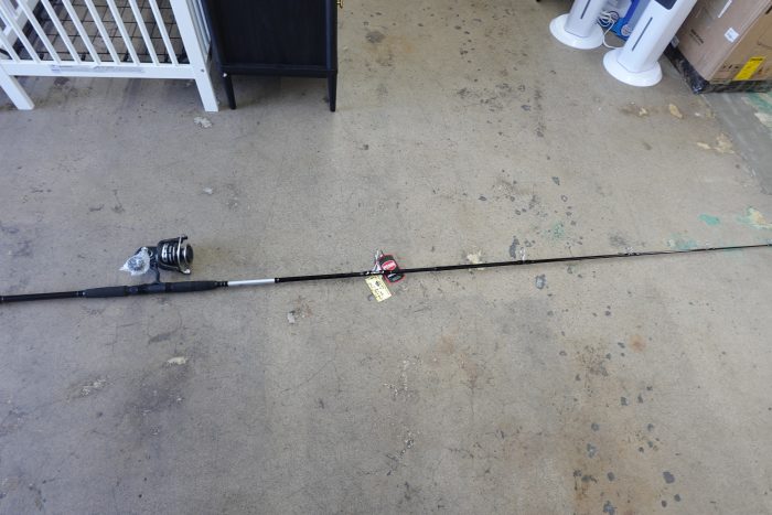 10' PENN Pursuit IV 2-Piece Fishing Rod and Reel Surf Spinning Combo - Image 2