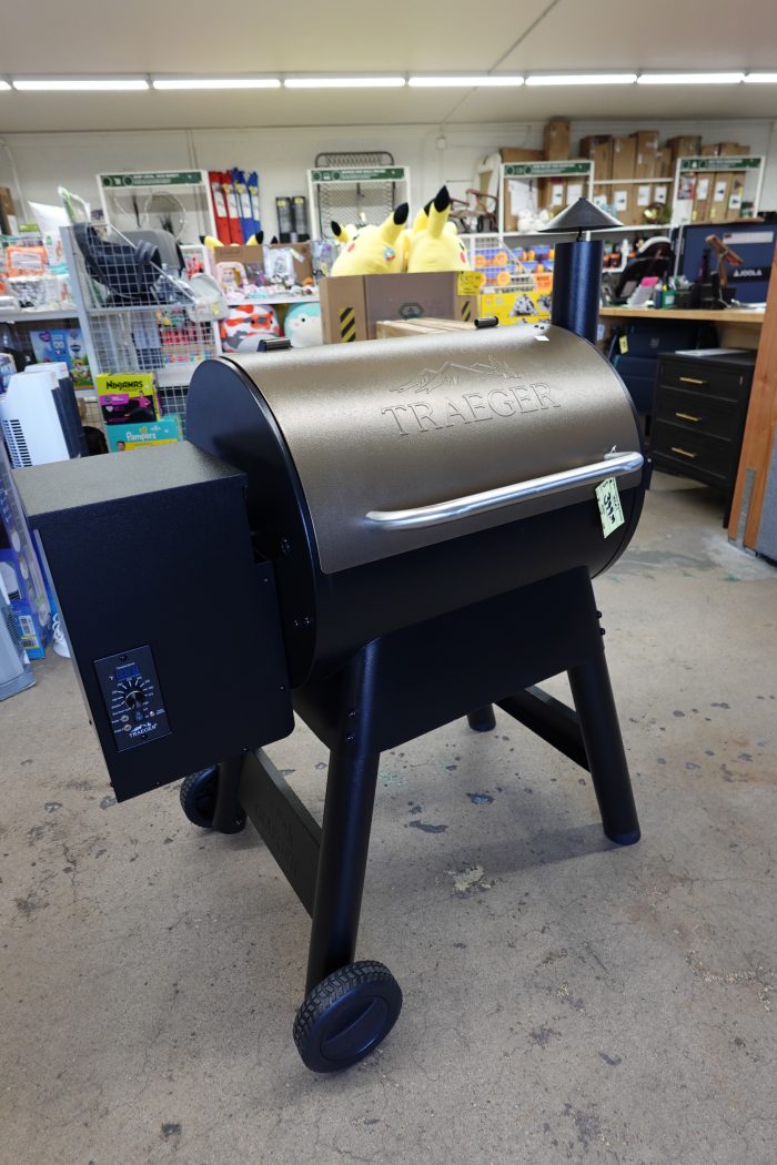 6-in-1 Traeger Grills Pro 22 Electric Pellet Smoker Grill Combo - Image 2