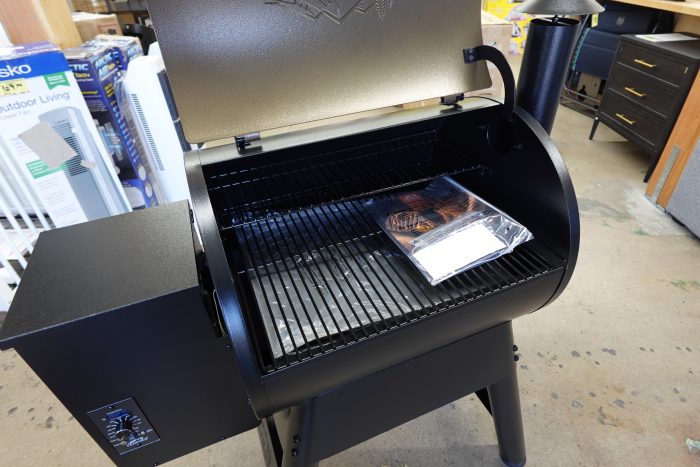 6-in-1 Traeger Grills Pro 22 Electric Pellet Smoker Grill Combo - Image 7