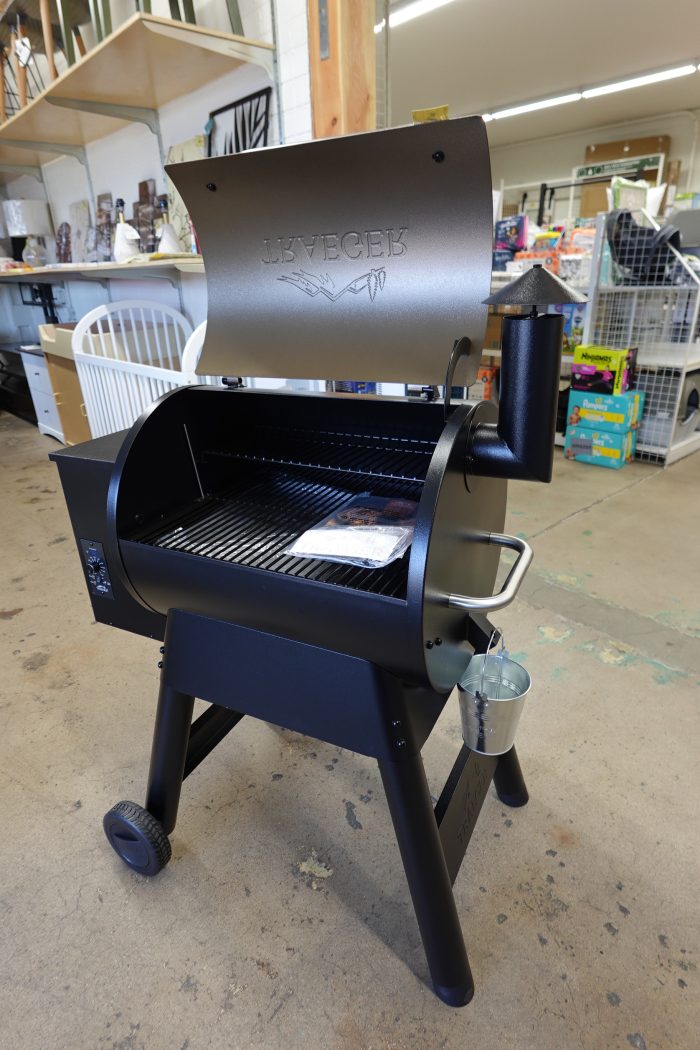 6-in-1 Traeger Grills Pro 22 Electric Pellet Smoker Grill Combo - Image 9