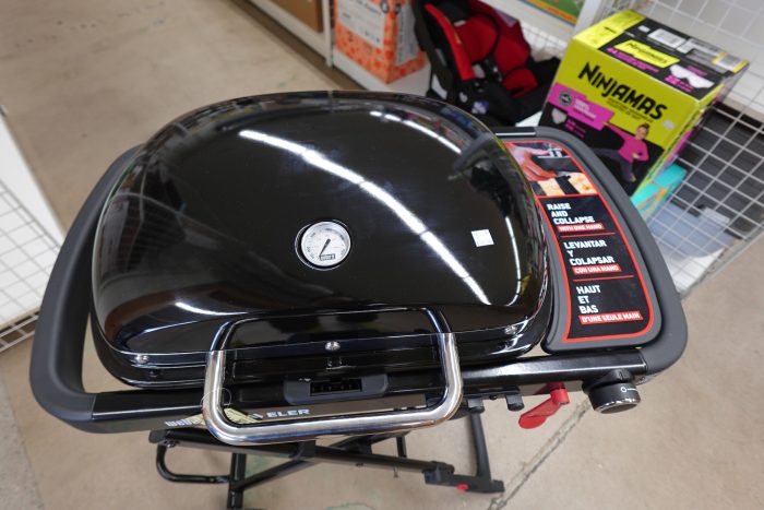 Weber Traveler 11000 BTU Portable Gas Grill with Single Burner - Image 4