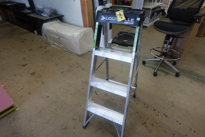 4 Step Louisville Aluminum Step Ladder W-2112-04S - Image 2