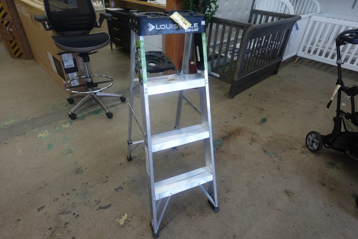 4 Step Louisville Aluminum Step Ladder W-2112-04S - Image 3