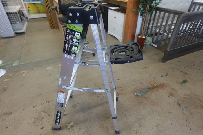 4 Step Louisville Aluminum Step Ladder W-2112-04S - Image 4