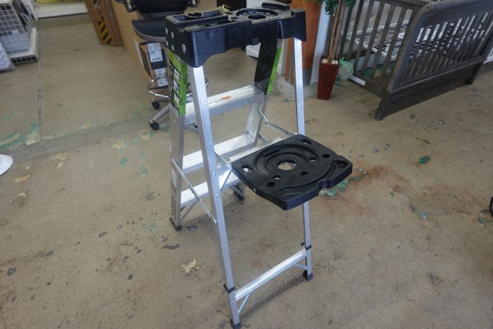 4 Step Louisville Aluminum Step Ladder W-2112-04S - Image 5