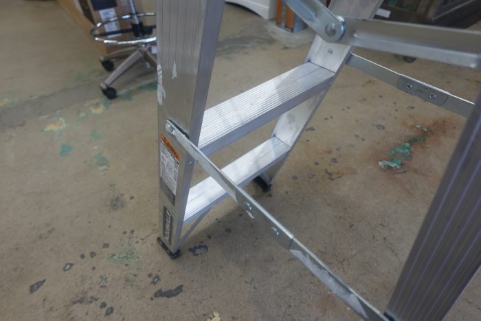 4 Step Louisville Aluminum Step Ladder W-2112-04S - Image 7