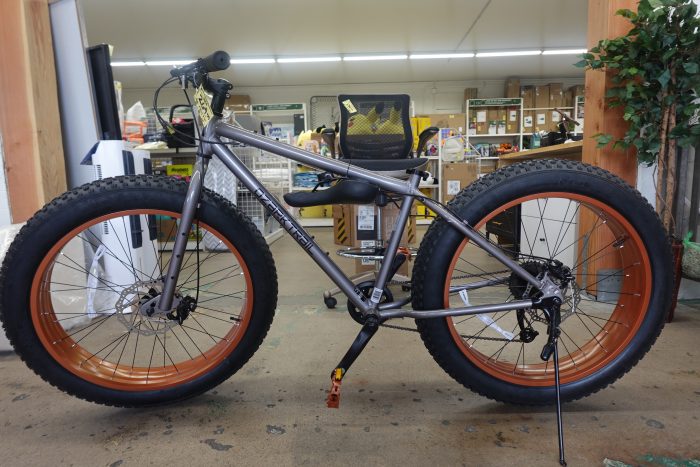 26" x 4" Ozark Trail Fat Tire Bike with 8 Speed Gearing for Adults - Image 2