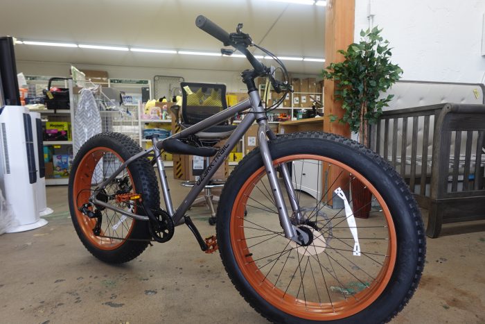 26" x 4" Ozark Trail Fat Tire Bike with 8 Speed Gearing for Adults - Image 3
