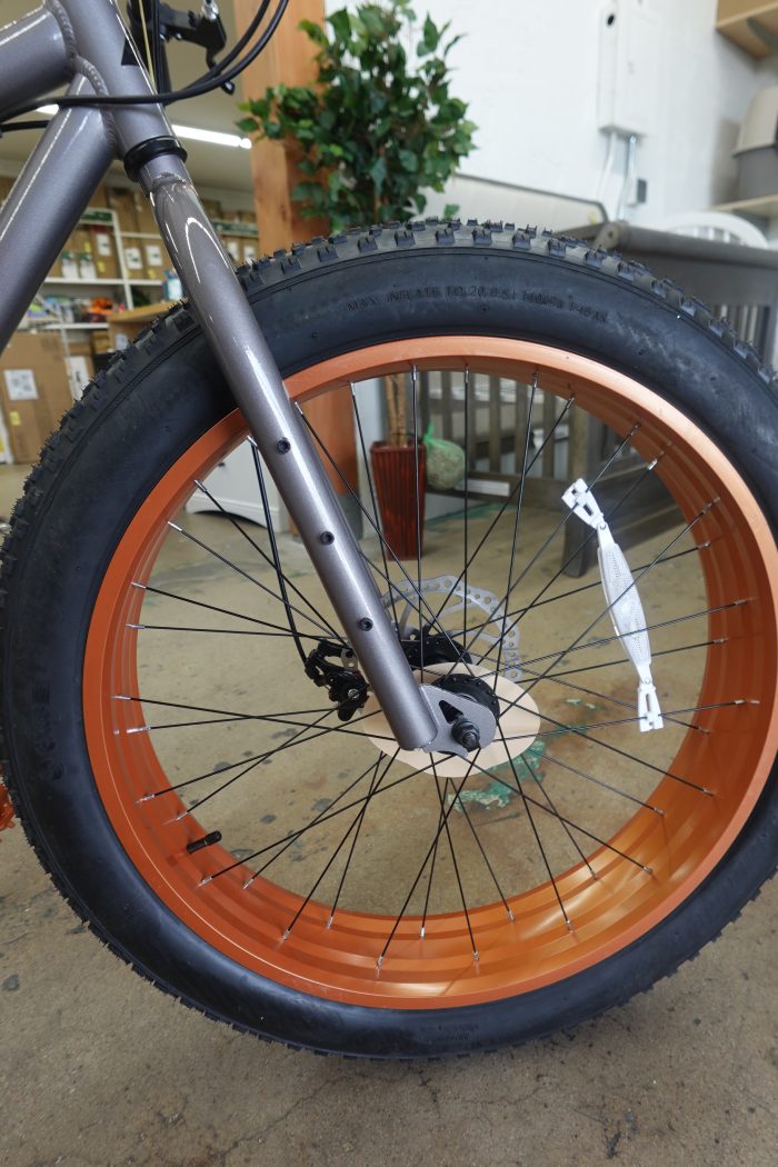 26" x 4" Ozark Trail Fat Tire Bike with 8 Speed Gearing for Adults - Image 4