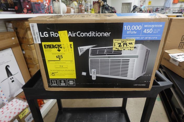 450 Sq. ft LG 10,000 BTU Window Air Conditioner with Remote LW1024RD - Image 2