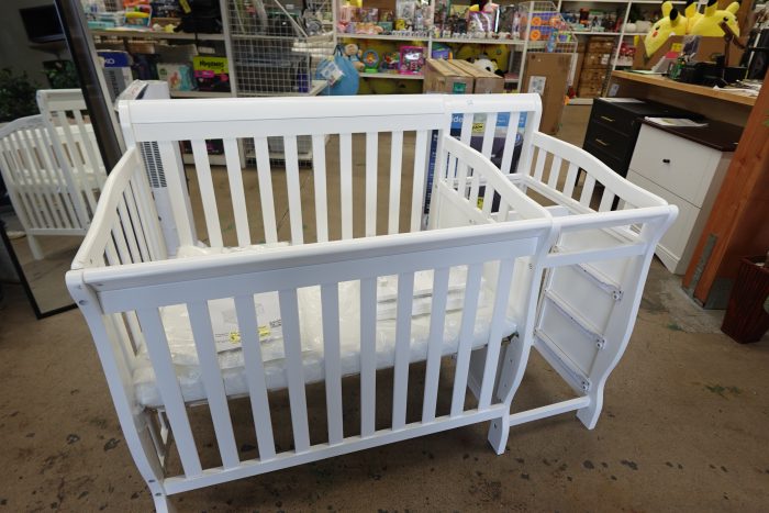 Dream On Me Jayden 4-in-1 Mini Baby Nursery Crib / Changer in White w/ Mattress - Image 3