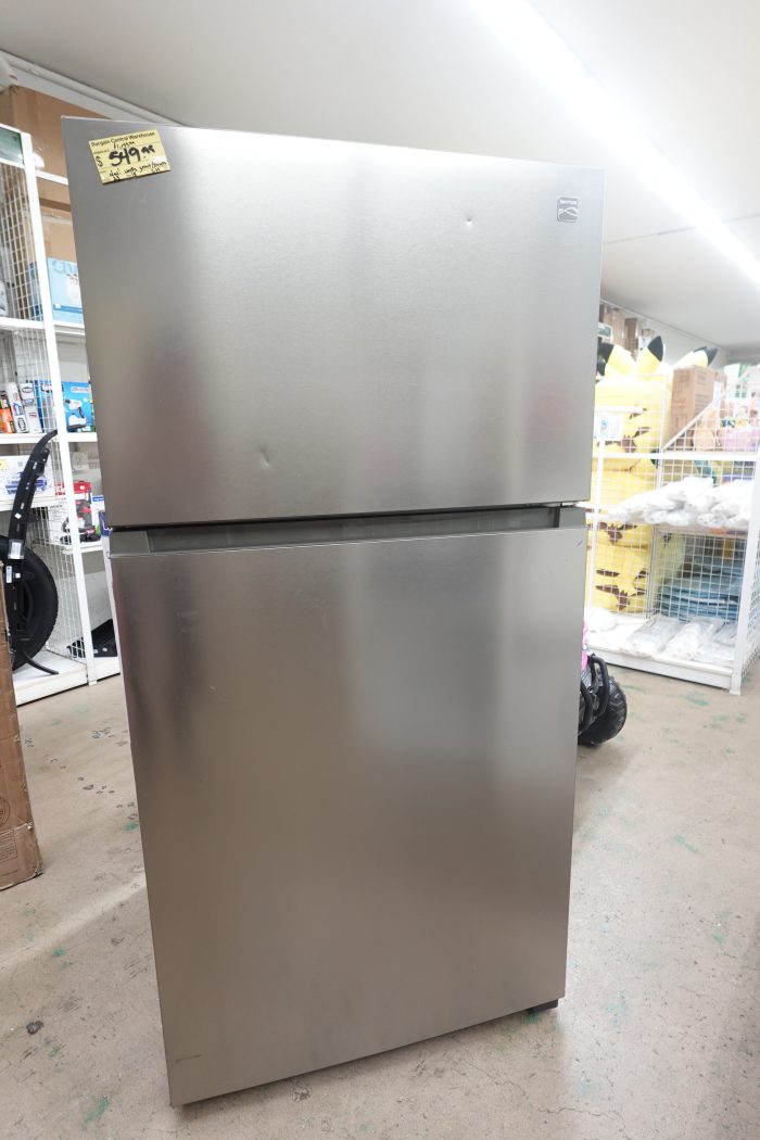 Kenmore 33 in. 20.5 cu. ft. Capacity Refrigerator / Freezer in Stainless Steel - Image 3