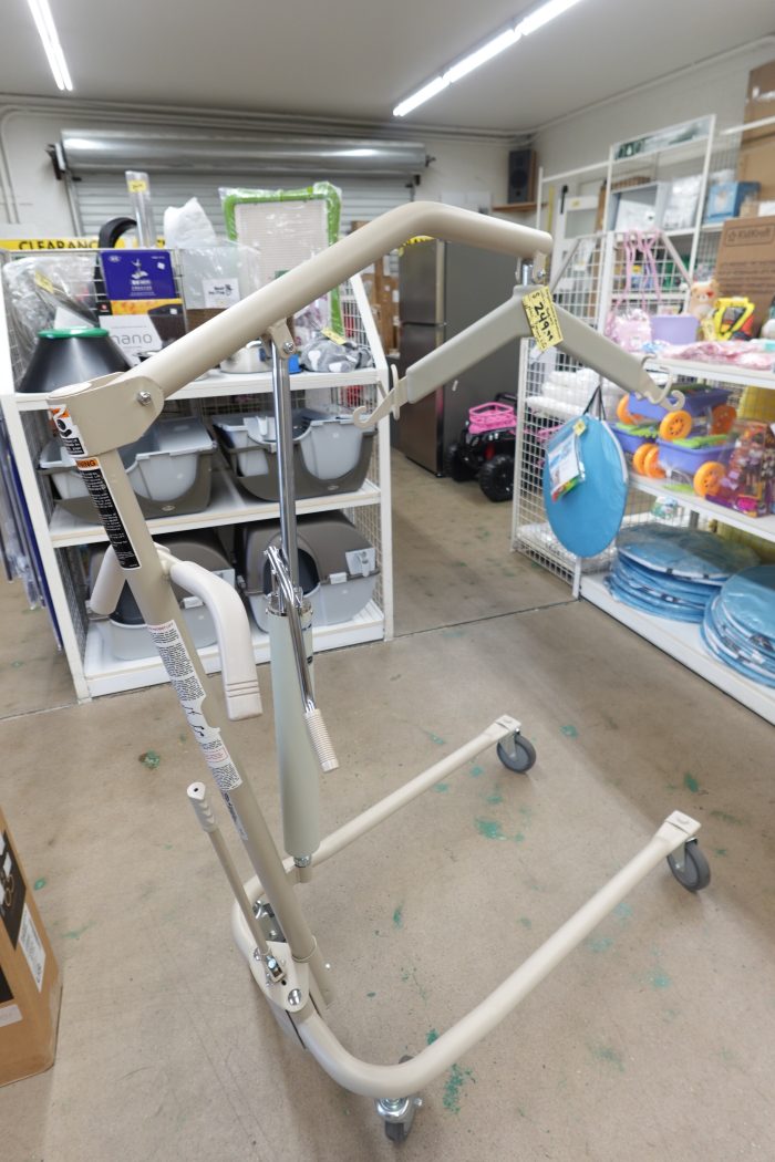 Invacare Lightweight Hydraulic Patient Lift 450 lb. Weight Capacity - Image 3