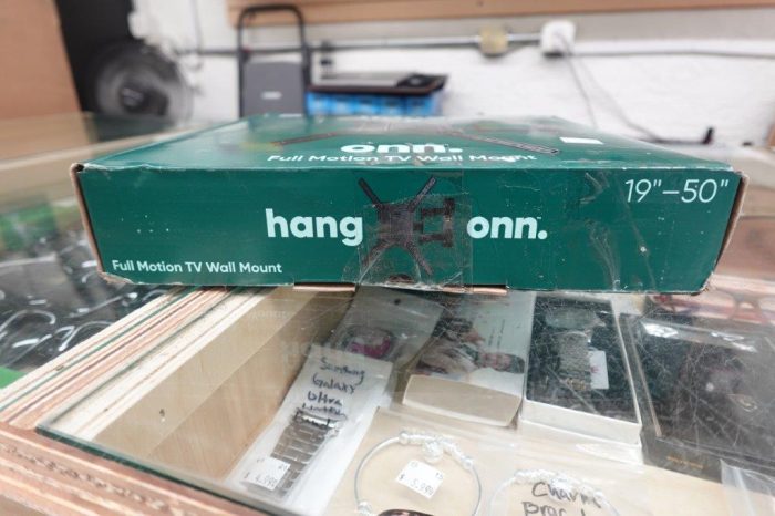 onn Full Motion TV Wall Mount for 19" to 50" TVs - Image 4