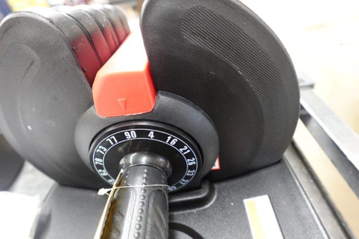 Renwick 16-in-1 Quick-adjust Adjustable Dumbbell with Tray in Black - Image 6