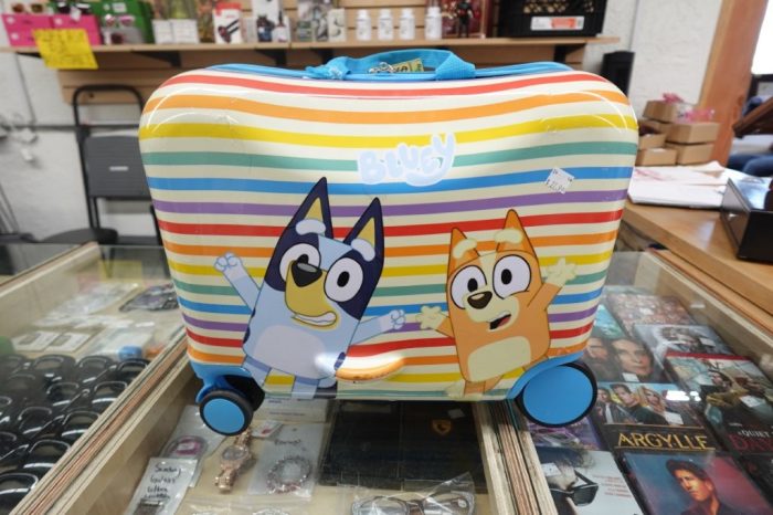 Bluey Kid's Ride On Blue Luggage Carrier Suitecase - Image 2