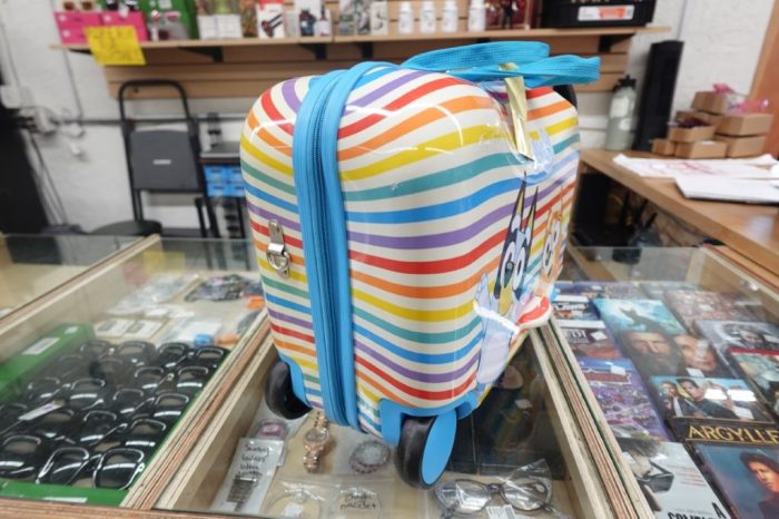 Bluey Kid's Ride On Blue Luggage Carrier Suitecase - Image 3