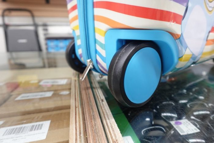 Bluey Kid's Ride On Blue Luggage Carrier Suitecase - Image 7