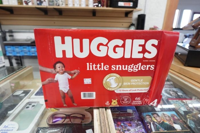 Huggies Little Snugglers Baby Diapers, Size 4 (22-37 Pounds) 66 Count - Image 2