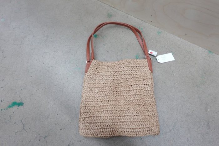 Time and Tru Women's Packable Straw Tote Bag Purse in Natural Tan - Image 2